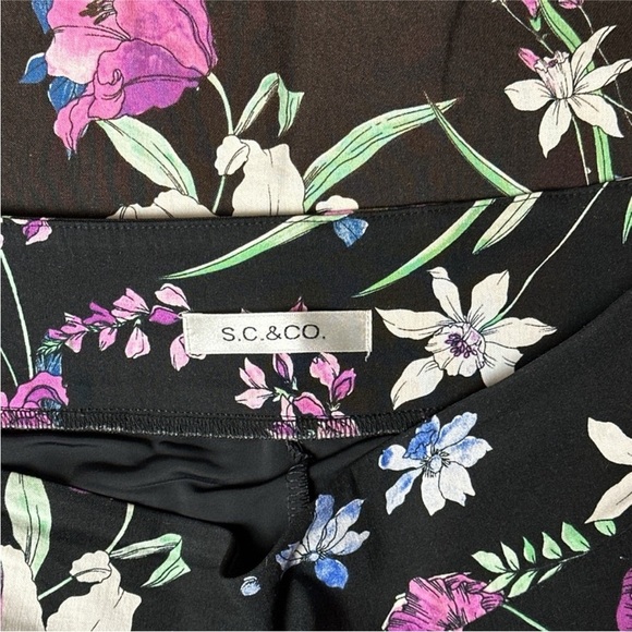 SC & CO stretch pull on Floral skort - Picture 5 of 7